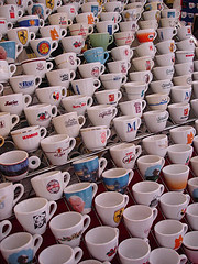 In Parlamento una miriade di tazzine di caffé corrotto