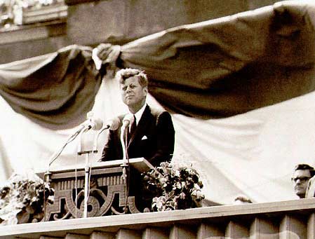 Dopo il "Ich bin ein berliner" di Kennedy, eccheggia il "I am a newyorker" del Cavaliere d'Arcore